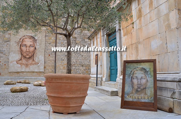 PIETRASANTA (Piazzetta San Martino) - Olio su tela "Miserere" di Alessandra Binini che raffigura un volto del Cristo non sofferente col quale si accolgono i pellegrini lungo la Via Francigena