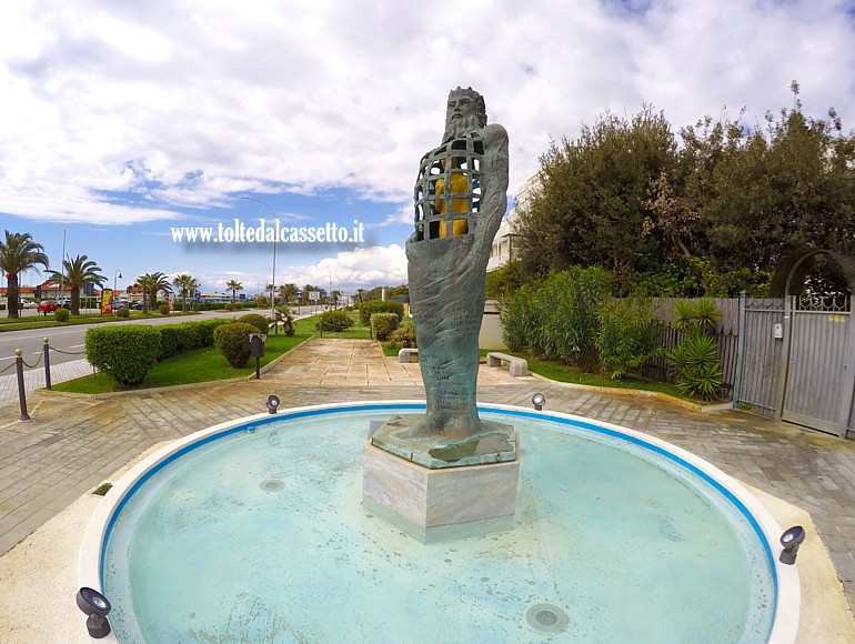 MARINA DI PIETRASANTA (Lungomare) - "Il Nettuno", scultura in bronzo di Alfredo Sasso