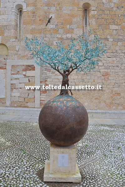 PIETRASANTA (Piazzetta San Martino) - "Albero della Vita - Il mondo siamo Noi" di Andrea Roggi, scultura in bronzo anno 2016 (The Circle of Life Art Gallery)