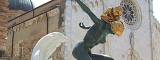 PIETRASANTA (Piazza Duomo) - "Europa" di Anna Chromy, scultura in marmo bianco di Carrara e bronzo (Laboratorio Massimo Galleni e Fonderia Artistica Mariani)