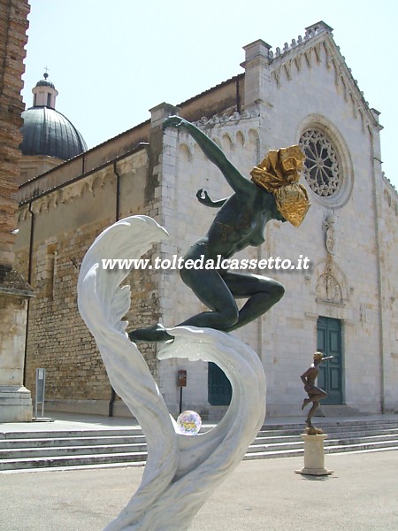 PIETRASANTA (Homo Faber - il pensiero e la mano, 2012) - "Europa" di Anna Chromy, scultura in marmo bianco di Carrara e bronzo (Laboratorio Massimo Galleni e Fonderia Artistica Mariani)