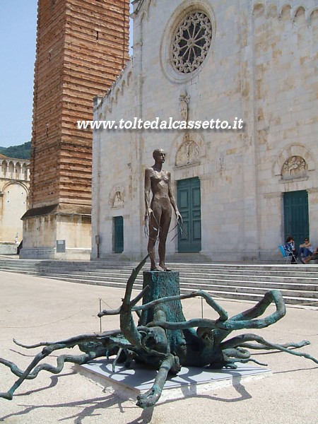 PIETRASANTA (Homo Faber - il pensiero e la mano, 2012) - Una scultura monumentale di Aron Demetz si staglia sulla facciata del Duomo
