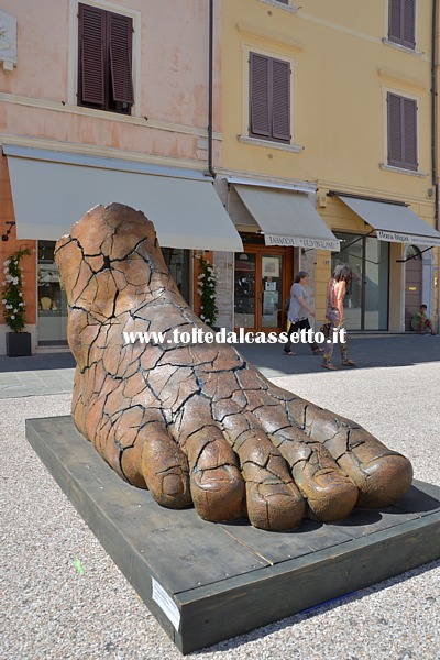 PIETRASANTA (Homo Faber - Mindcraft, 2014) - "Piede Autoritratto, Divition III" di Bernard Bezzina, scultura in bronzo (Fonderia Artistica Versiliese, 2014)