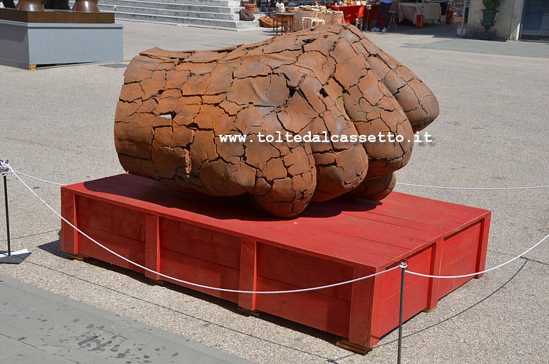 PIETRASANTA (Homo Faber - Mindcraft, 2013) - "Pugno Autoritratto, Divition III" di Bernard Bezzina, scultura in bronzo (Fonderia Artistica Versiliese, 2012)