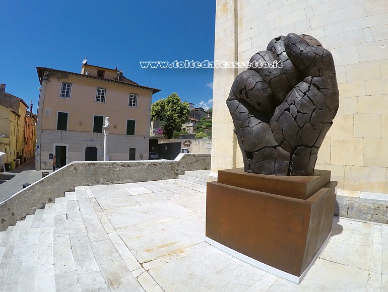 PIETRASANTA - "Poing Autoportrait" - Divition III, scultura in bronzo patinato e corten opera di Bernard Bezzina