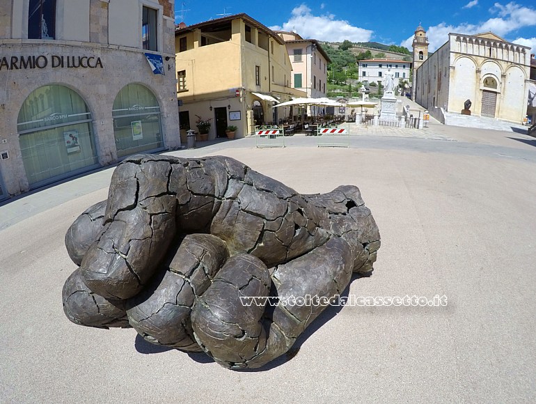 PIETRASANTA (Piazza Duomo) - "Poing" - Divition III, scultura in bronzo patinato di Bernard Bezzina