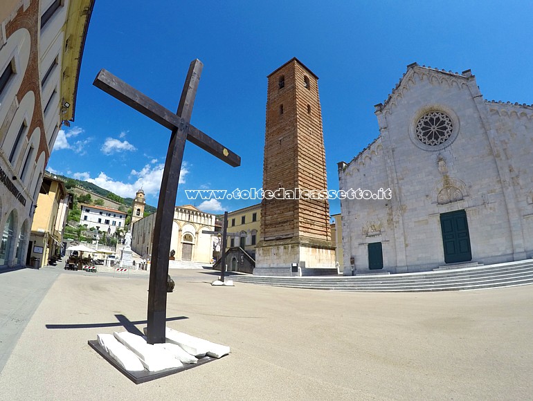 PIETRASANTA (Piazza Duomo) - Particolare de "Les Trois Croix", scultura in legno di Bernard Bezzina