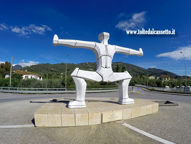 PIETRASANTA - "EGO - La forza della volont", scultura in marmo bianco di Carrara e acciaio di Choi Yoon Sook