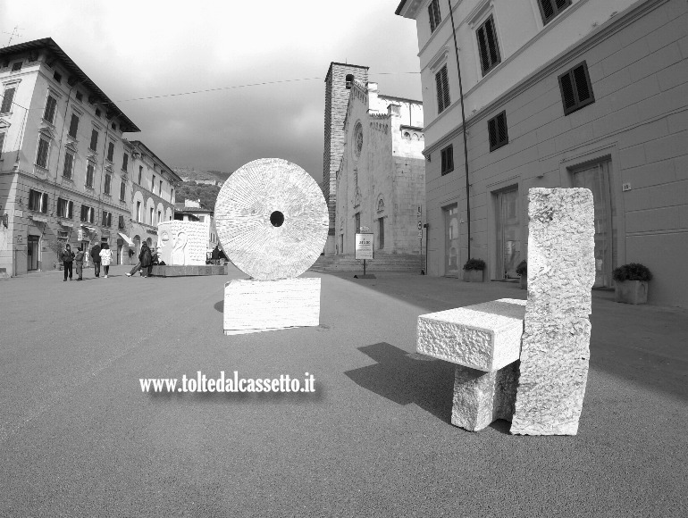 PIETRASANTA (LET'S GO / Culture in movimento) - Scultura "Siediti" realizzata da Emanuele Giannetti