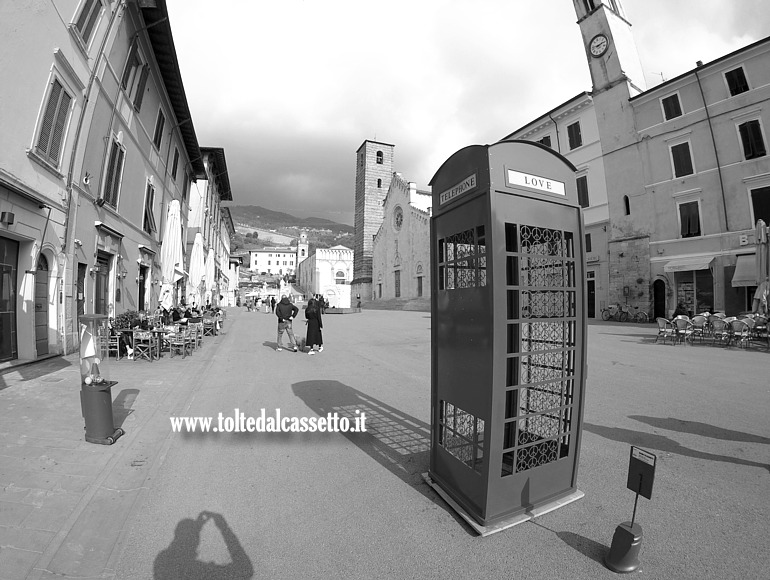 PIETRASANTA (LET'S GO / Culture in movimento) - Scultura "Telephone Love" realizzata da Maximo Pellegrinetti