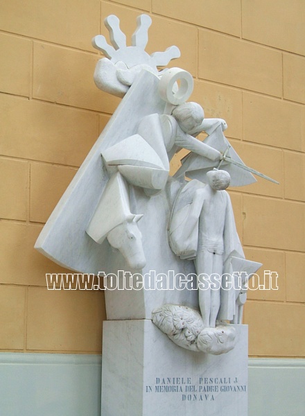 PIETRASANTA (Piazzetta San Martino) - Scultura in marmo bianco dell'artista Daniele Pescalli J., donata alla città in memoria del padre Giovanni