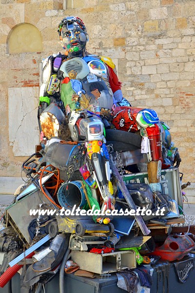 PIETRASANTA (Piazzetta San Martino) - Scultura "Monument to the man" dell'artista Dario Tironi che compone figure umane utilizzando materiali di recupero