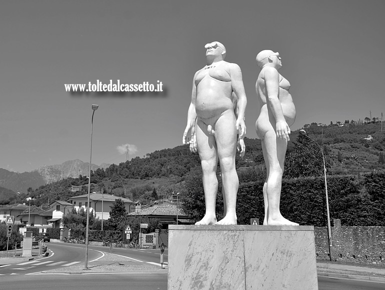PIETRASANTA - Scultura monumentale "Mr. Kiribaty" di Emanuele Giannelli