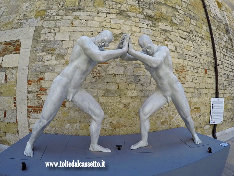 PIETRASANTA (Piazzetta San Martino) - Scultura monumentale in resina "Mr Arbitrium Mirrored" di Emanuele Giannelli