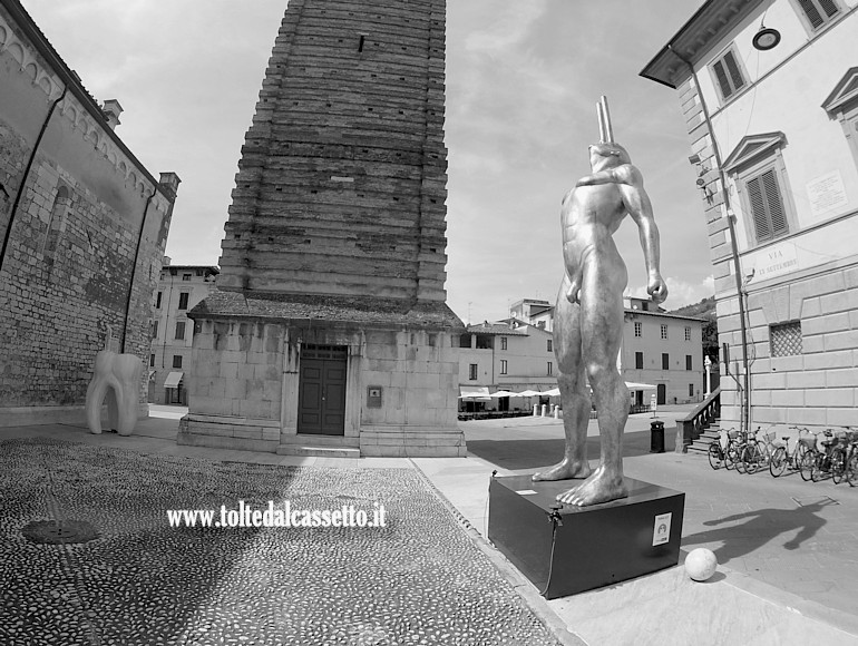 PIETRASANTA (Piazzetta San Martino) - Scultura monumentale in resina "The Watcher" di Emanuele Giannelli