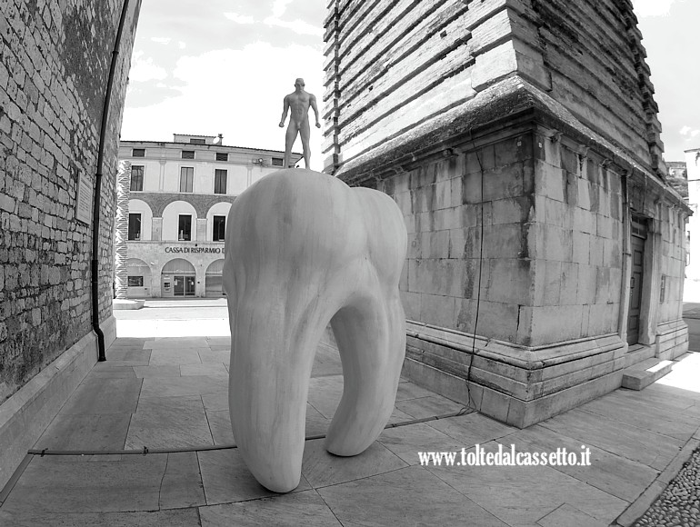 PIETRASANTA (Piazzetta San Martino) - Scultura monumentale in resina "Totemtooth" di Emanuele Giannelli