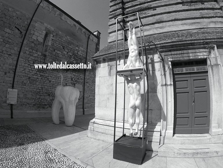 PIETRASANTA (Piazzetta San Martino) - Scultura monumentale in resina e ferro "Gravity" di Emanuele Giannelli