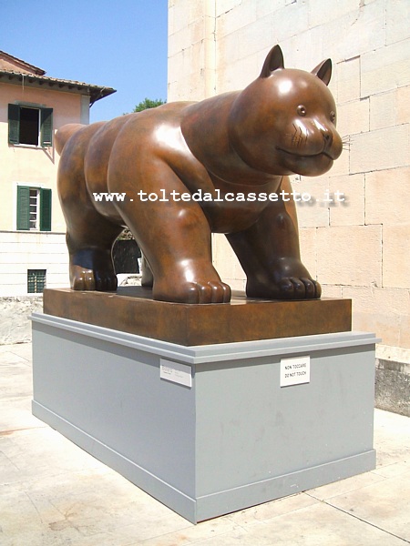 PIETRASANTA - "Gatto" di Fernando Botero, scultura monumentale in bronzo (anno 2010)