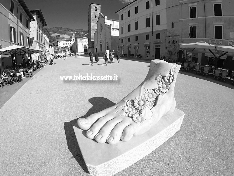 PIETRASANTA - "Daisy Foot", scultura in marmo bianco di Carrara di Filippo Tincolini