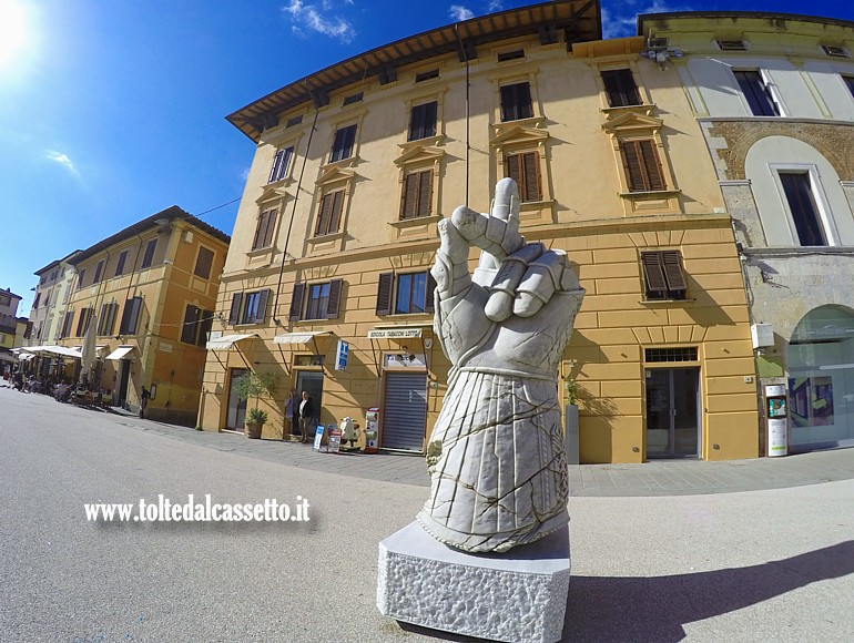 PIETRASANTA - "Hand of Justice", scultura in marmo bianco di Carrara di Filippo Tincolini
