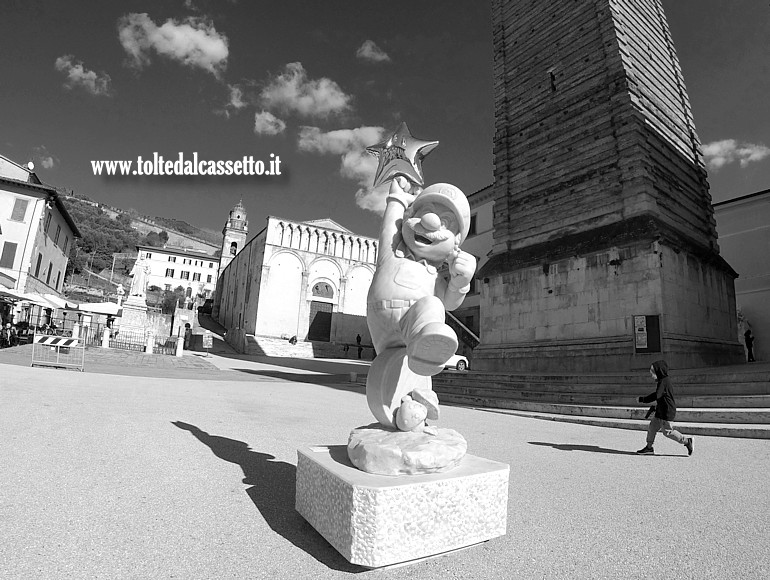 PIETRASANTA - "Mario Bros", scultura in marmo bianco di Carrara di Filippo Tincolini