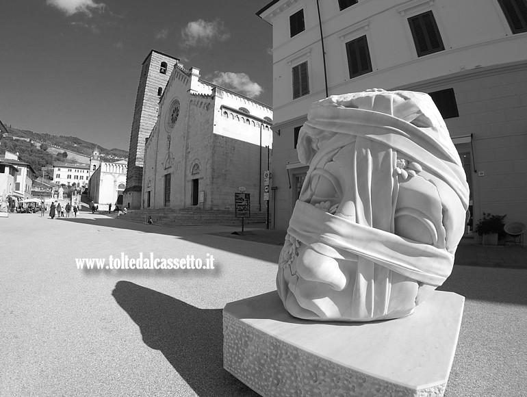 PIETRASANTA - "Omaggio a Mitoraj", scultura in marmo bianco di Carrara di Filippo Tincolini