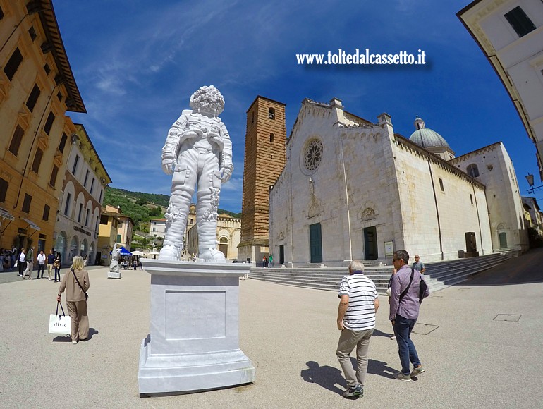 PIETRASANTA - La scultura "Spaceman" di Filippo Tincolini nella versione in marmo bianco di Carrara