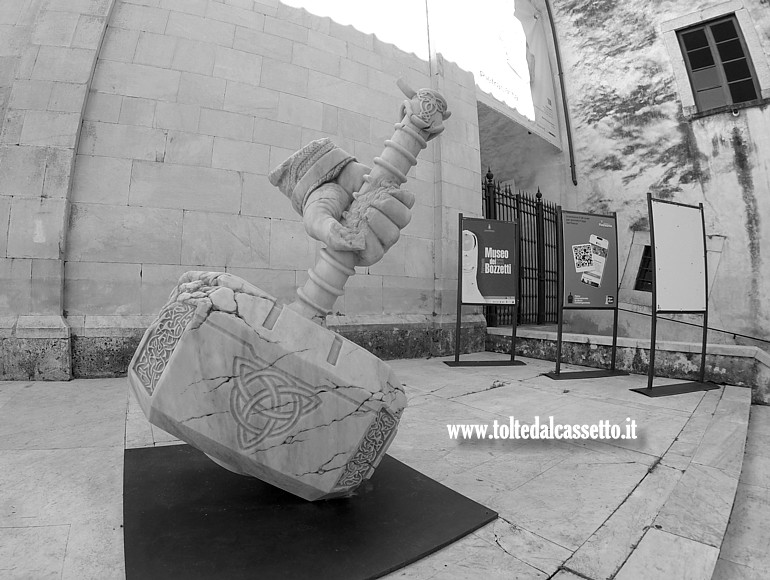 PIETRASANTA - "Thor Hammer", scultura in marmo bianco di Carrara di Filippo Tincolini