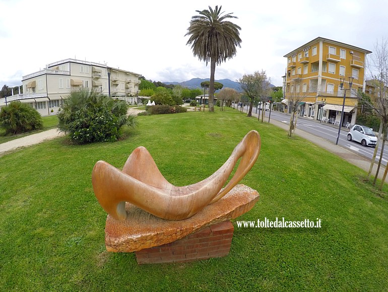 MARINA DI PIETRASANTA - "La Bagnante" scultura in marmo di Franco Miozzo