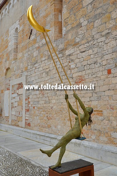 PIETRASANTA (Piazzetta San Martino) - Mostra "L'Enigma della Luna" di Giacinto Bosco (particolare n. 2)