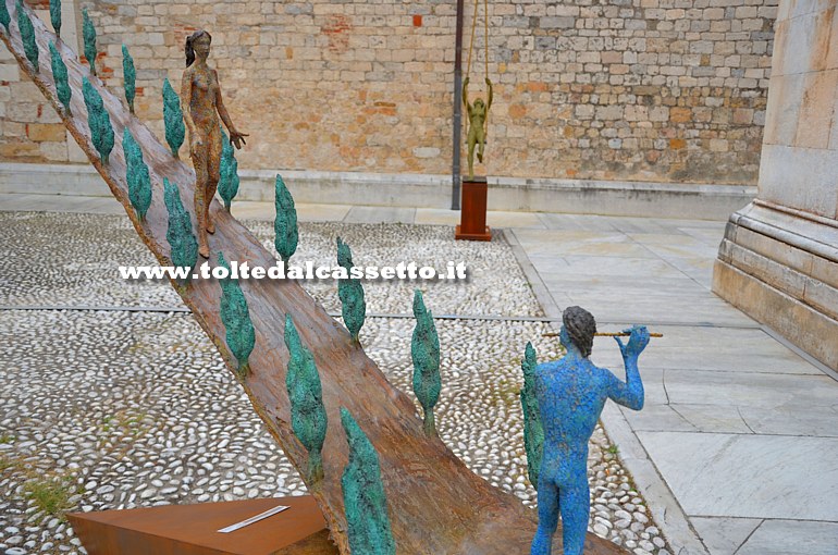 PIETRASANTA (Piazzetta San Martino) - Mostra "L'Enigma della Luna" di Giacinto Bosco (particolare n. 4)