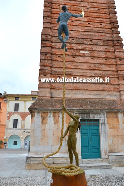 PIETRASANTA (Piazzetta San Martino) - Mostra "L'Enigma della Luna" di Giacinto Bosco (particolare n. 5)