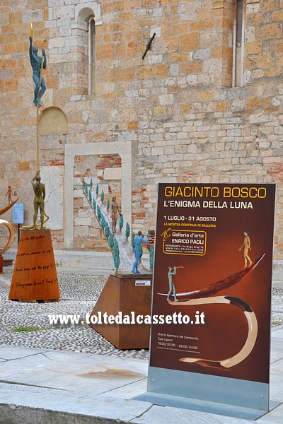 PIETRASANTA (Piazzetta San Martino) - Scorcio sulla mostra "L'Enigma della Luna" di Giacinto Bosco