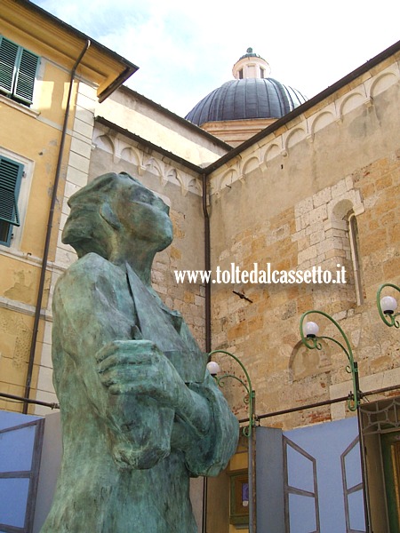 PIETRASANTA (Piazzetta San Martino) - "L'isola che c'", sculture di Giampaolo Talani (1 luglio / 15 settembre 2010)