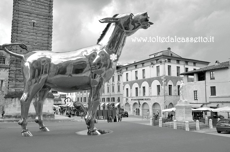 PIETRASANTA - "Asino", scultura di Giuseppe Carta realizzata in alluminio, bronzo policromo e ferro (fusione a cera persa - anno 2009)