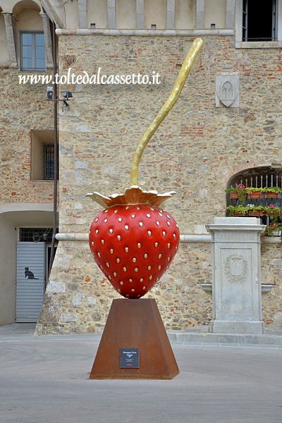 PIETRASANTA - Scultura "Fragola" di Giuseppe Carta, esposta in Piazza Carducci