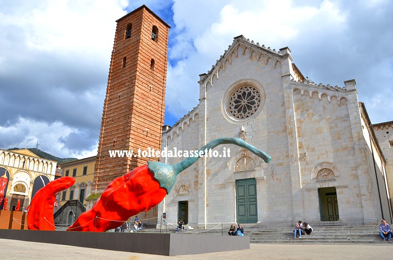 PIETRASANTA - "The Red Giant", scultura di Giuseppe Carta realizzata in resina e raffigurante un peperoncino rosso gigante (16 metri di lunghezza per 5 di altezza) che sembra emergere dal suolo di Piazza Duomo