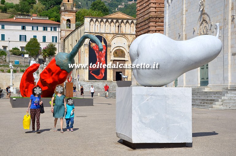 PIETRASANTA - Da "Orti della Germinazione" di Giuseppe Carta una scultura monumentale in marmo bianco raffigurante una pera ed esposta in Piazza Duomo