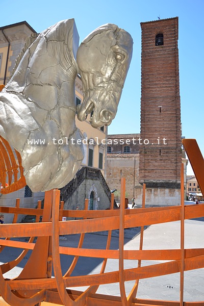 PIETRASANTA ("Lapidarium" di Gustavo Aceves, 2014) - Particolare di scultura in bronzo e ferro posta sulla scalinata della Chiesa di Sant'Agostino