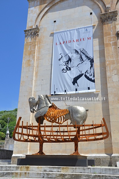 PIETRASANTA ("Lapidarium" di Gustavo Aceves, 2014) - Scultura in bronzo e ferro sulla scalinata della Chiesa di Sant'Agostino