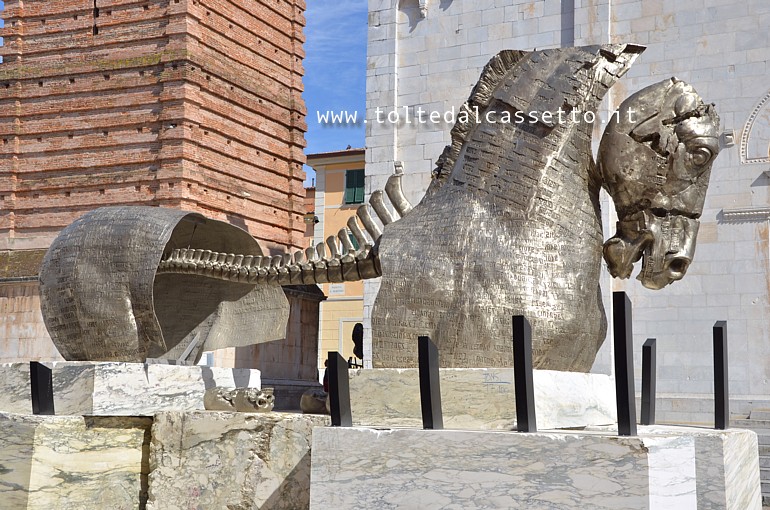 PIETRASANTA ("Lapidarium" di Gustavo Aceves, 2014) - Scultura in marmo, ferro e bronzo raffigurante il "Cavallo di Troia" posta in Piazza del Duomo