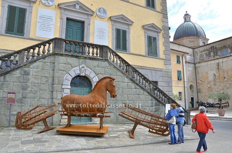 PIETRASANTA ("Lapidarium" di Gustavo Aceves, 2014) - Scultura di fronte a Palazzo Moroni