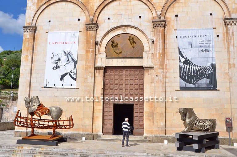 PIETRASANTA 2014 ("Lapidarium" di Gustavo Aceves) - Simboli dell'esposizione sulla facciata della Chiesa di Sant'Agostino