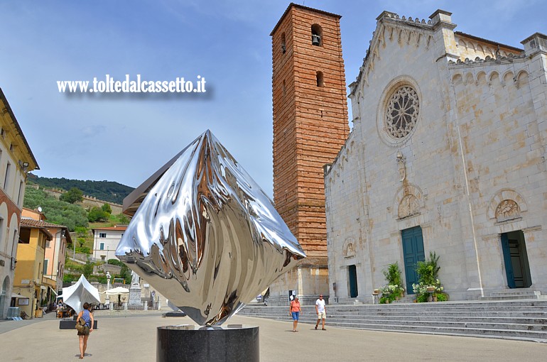 PIETRASANTA (Piazza Duomo) - Scultura in acciaio inossidabile "Riflesso" dell'artista Gustavo V�lez