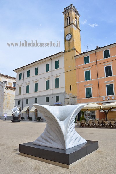 PIETRASANTA (Piazza Duomo) - Scultura in marmo bianco di Carrara "Focus" dell'artista Gustavo V�lez
