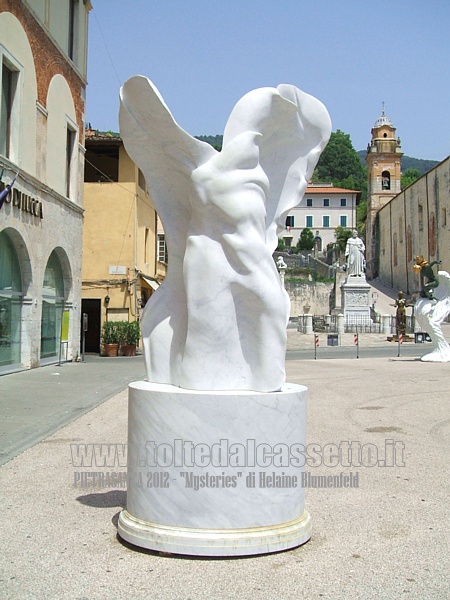 PIETRASANTA (Homo faber - il pensiero e la mano, 2012) - "Mysteries" di Helaine Blumenfeld, scultura in marmo bianco (Studio Sem)