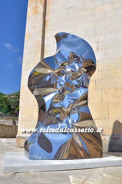 PIETRASANTA (Piazza Duomo) - "Oceano", scultura in acciaio lucidato a specchio di Helidon Xhixha