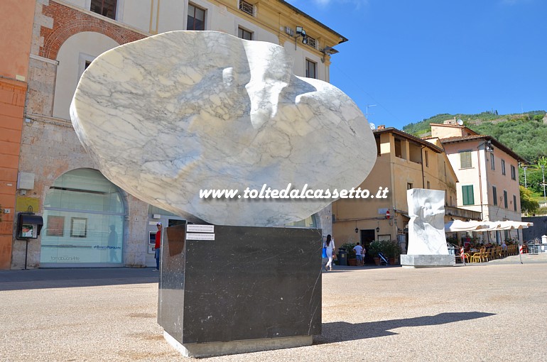 PIETRASANTA (Piazza Duomo) - "Consciousness", scultura in marmo Calacatta Altissimo di Helidon Xhixha (realizzata presso Henraux S.P.A. - Querceta di Seravezza)