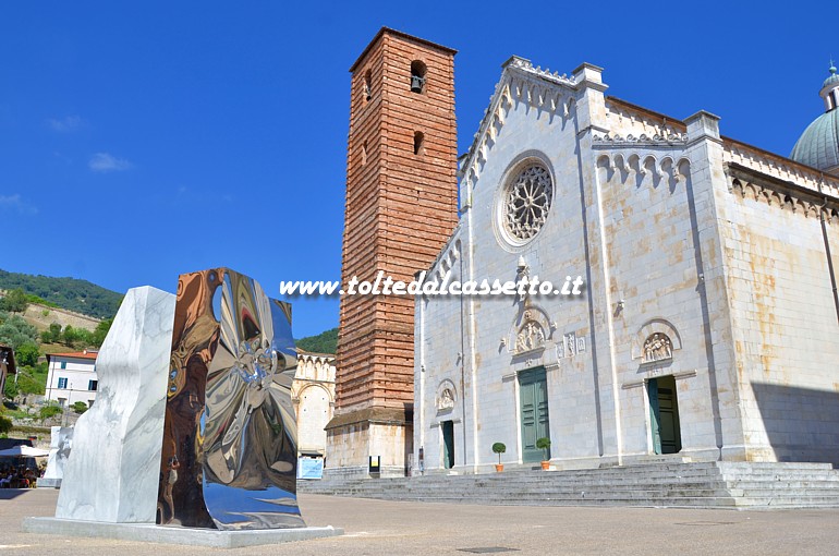 PIETRASANTA (Piazza Duomo) - "Symbiosis", scultura (in marmo Bianco Altissimo e acciaio lucidato a specchio) di Helidon Xhixha, realizzata presso Henraux S.P.A. - Querceta di Seravezza