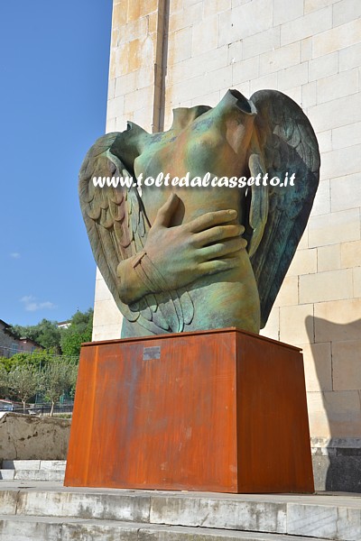 PIETRASANTA (IGOR MITORAJ "Mito e Musica 2015") - Scultura in bronzo "Eros alato con mano", anno 2013